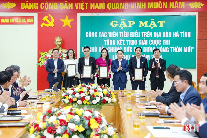 Tổng Biên tập Báo Hà Tĩnh Nguyễn Công Thành, Giám đốc Sở TT&TT Đậu Tùng Lâm và Phó Giám đốc Sở NN&PTNT Nguyễn Quang Thọ trao giải A cho nhóm tác giả. bqbht_br_aimg-5140.jpg