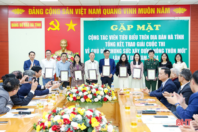 Phó Tổng Biên tập Lê Thị Thủy và Phó Giám đốc Sở NN&PTNT Nguyễn Quang Thọ trao giải C cho các nhóm tác giả. bqbht_br_aimg-5111.jpg