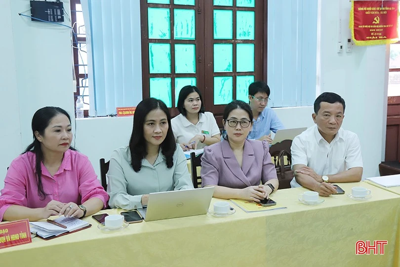 Phó Chủ tịch HĐND tỉnh Trần Văn Kỳ và các đại biểu tham dự hội nghị.