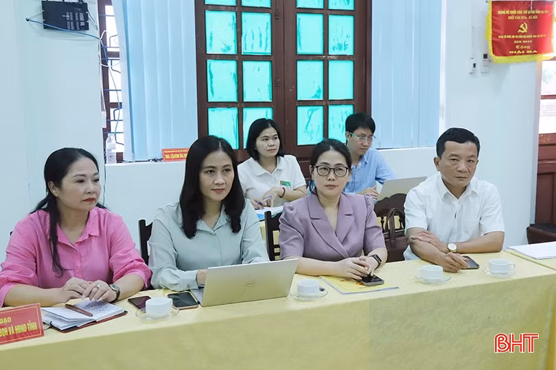 Phó Chủ tịch HĐND tỉnh Trần Văn Kỳ và các đại biểu tham dự hội nghị.