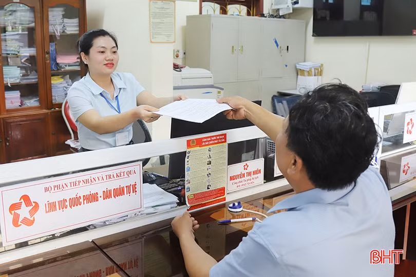 Công chức tư pháp - hộ tịch UBND phường Trần Phú (TP Hà Tĩnh) tiếp nhận hồ sơ của người dân.