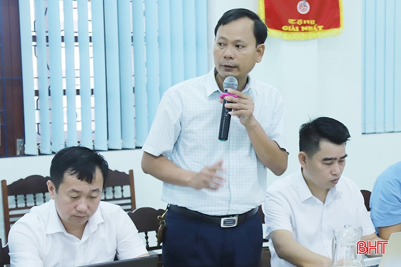 Phó Giám đốc Ngân hàng chính sách xã hội tỉnh Nguyễn Tuấn Anh đề xuất liên quan đến chính sách vay vốn. h-7686.jpg