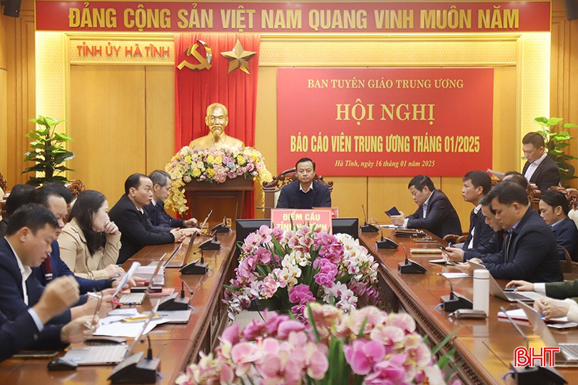 Trưởng ban Tuyên giáo Tỉnh uỷ Hà Văn Hùng điều hành điểm cầu Hà Tĩnh. bqbht_br_11.jpg