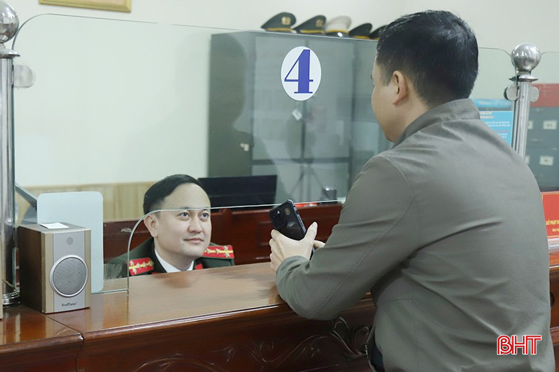 Cán bộ Phòng Quản lý xuất nhập cảnh hướng dẫn công dân cách thức nộp hộ chiếu trực tuyến. bqbht_br_116-5881.jpg