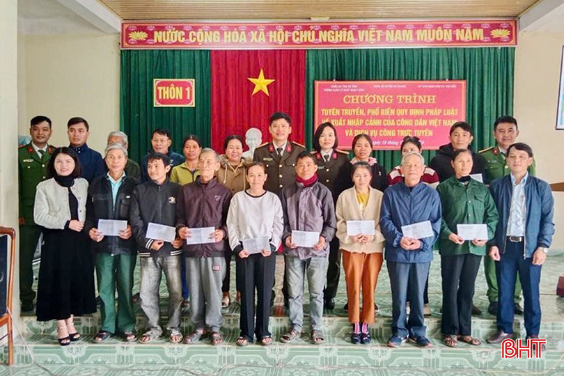 Người dân thôn 1, xã Thọ Điền (Vũ Quang) được lực lượng công an xuất nhập cảnh tuyên truyền về các quy định của pháp luật, hướng dẫn dịch vụ công trực tuyến và tặng quà cho các hoàn cảnh khó khăn. bqbht_br_123.jpg