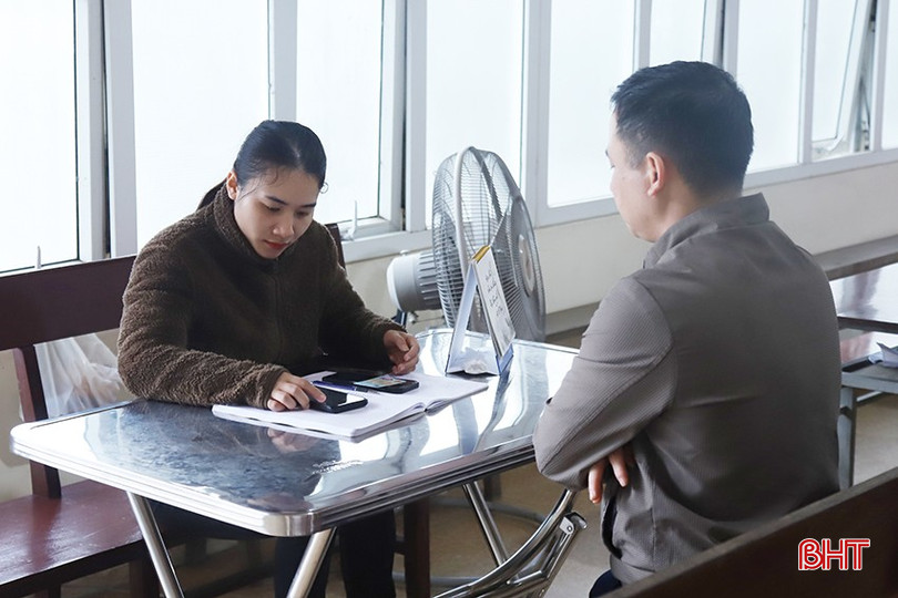 Người dân trực tiếp đến làm hộ chiếu tại Phòng Quản lý xuất nhập cảnh được cán bộ ngân hàng hỗ trợ nộp lệ phí cho những người chưa có tài khoản ngân hàng. bqbht_br_112.jpg