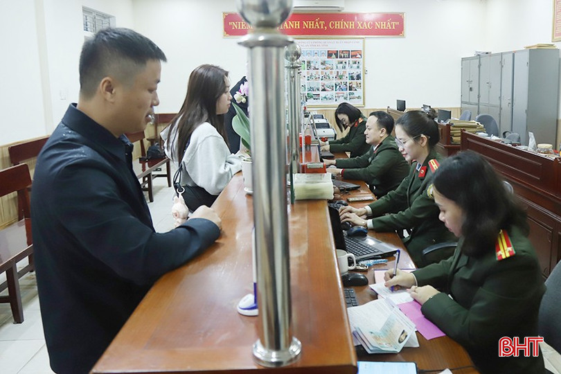 Lượng công dân đến trực tiếp Phòng Quản lý xuất nhập cảnh để làm hộ chiếu đã giảm mạnh so với trước. bqbht_br_114-2624.jpg