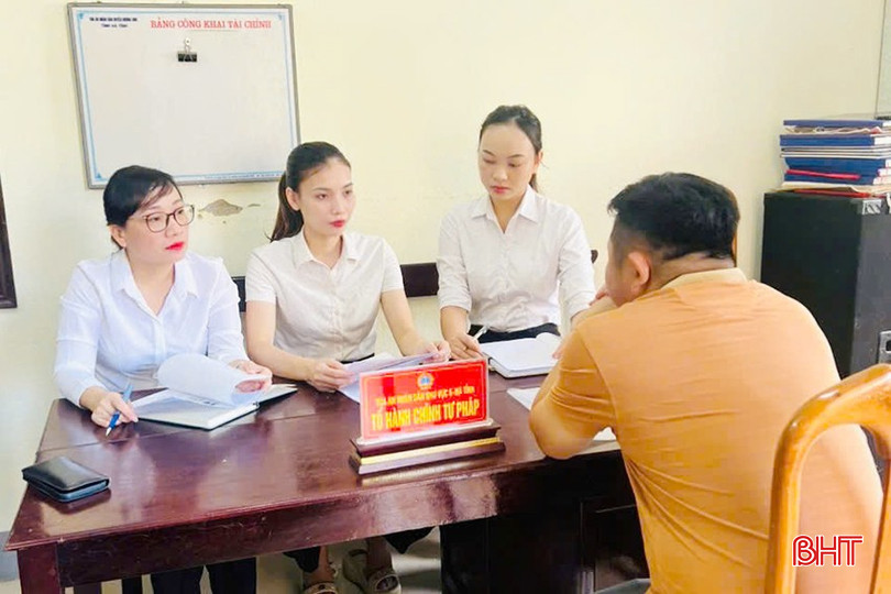 Cán bộ TAND khu vực 5 (địa chỉ tại đường Nguyễn Tuấn Thiện, xã Hương Sơn) hướng dẫn các thủ tục hành chính tư pháp cho đương sự. bqbht_br_1.jpg