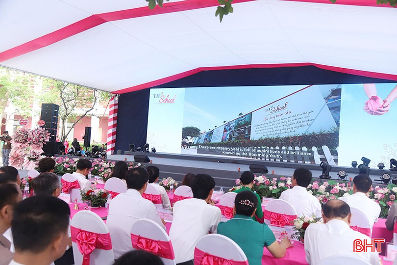 Các đại biểu xem phim tư liệu về TH School. bqbht_br_719e5ac2ce997ac72388.jpg