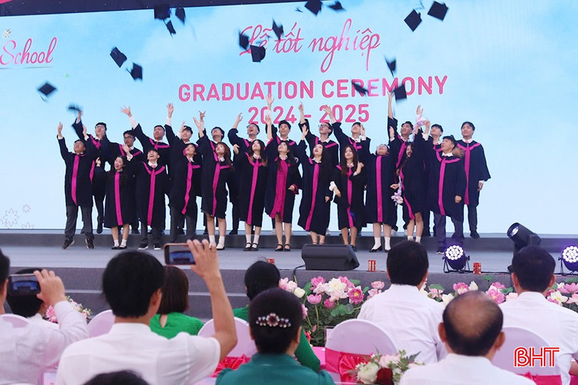 Các em học sinh thực hiện nghi thức tung mũ tại Lễ tốt nghiệp. bqbht_br_ab326b46e51d5143080c.jpg
