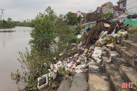 Ô nhiễm rác thải khu vực bờ sông gần chợ Cày