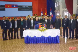 Trang trọng lễ bàn giao hài cốt liệt sỹ quân tình nguyện Việt Nam tại Bolikhămxay
