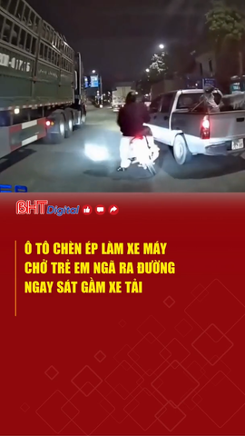 Ô tô chèn ép làm xe máy chở trẻ em ngã ra đường, ngay sát gầm xe tải