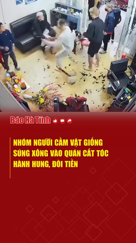 Nhóm người cầm vật giống súng xông vào quán cắt tóc hành hung, đòi tiền 