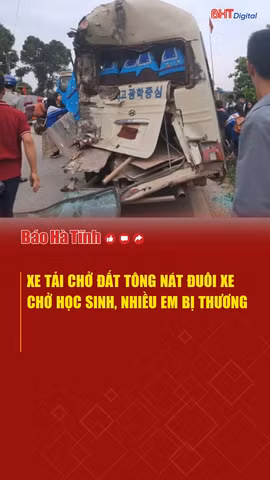 Xe tải chở đất tông nát đuôi xe chở học sinh, nhiều em bị thương