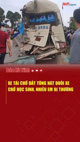 Xe tải chở đất tông nát đuôi xe chở học sinh, nhiều em bị thương