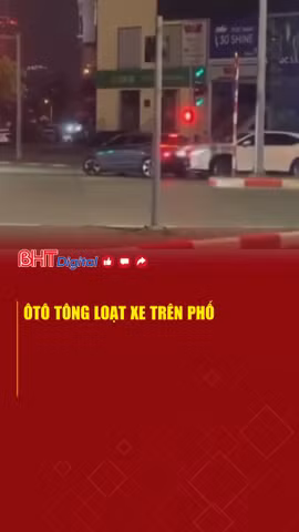 Ôtô tông loạt xe trên phố