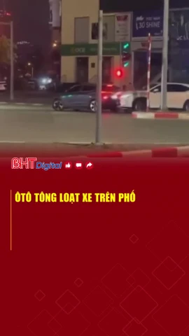 Ôtô tông loạt xe trên phố