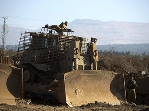 Xe quân sự Israel được triển khai tại khu huấn luyện trên cao nguyên Golan, gần biên giới Syria. (Nguồn: AFP/TTXVN)