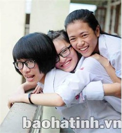 Thủ khoa Lê Hà Xuyên (bên phải) cùng các bạn Trường THPT Chuyên Hà Tĩnh