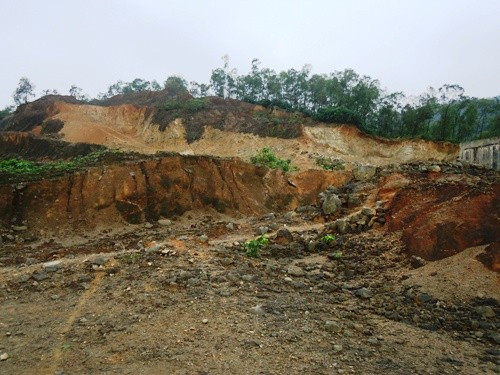 Phần mặt bằng chưa được cải tạo sau khi thi công đập khe Dọc. Phần mặt bằng chưa được cải tạo sau khi thi công đập khe Dọc.