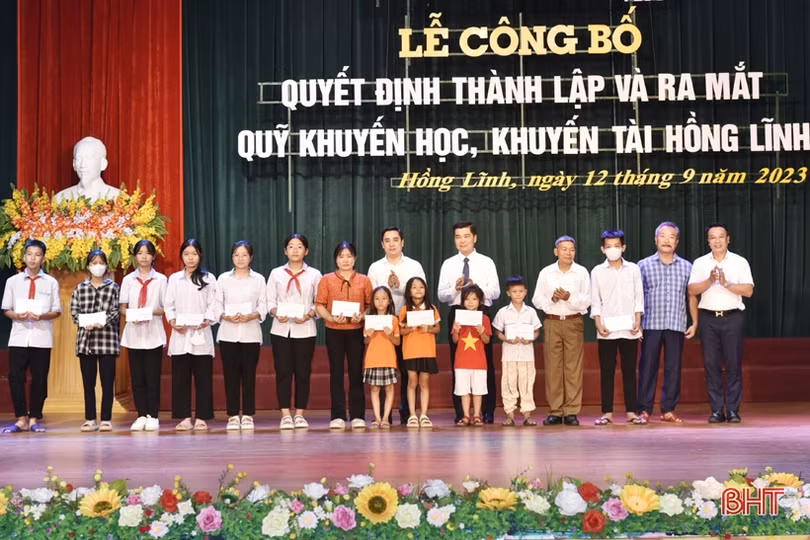 Gần 1 tỷ đồng ủng hộ Quỹ Khuyến học, khuyến tài Hồng Lĩnh