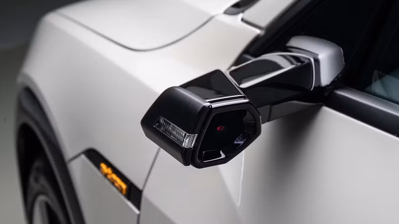 Vì sao camera không thay thế được gương chiếu hậu?