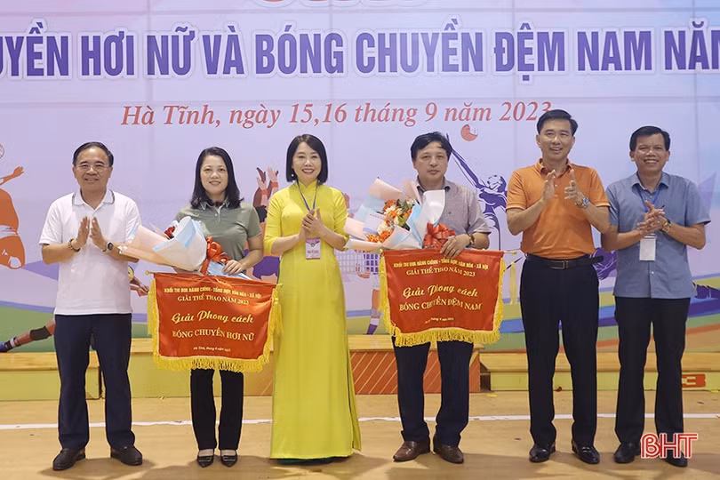 Trao thưởng Giải Bóng chuyền khối Hành chính - tổng hợp, văn hóa - xã hội