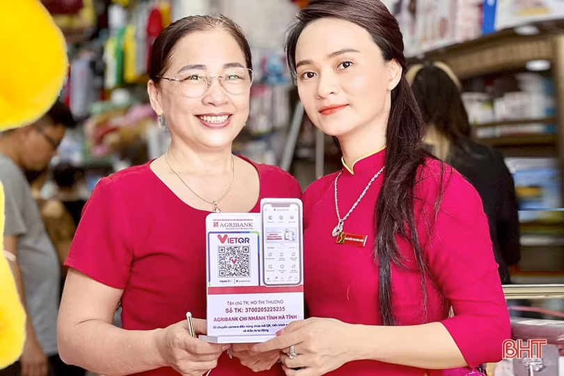 Người dân Hà Tĩnh dần hình thành thói quen chi tiêu không cần tiền mặt