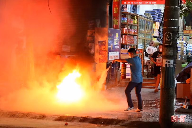 Trang bị kỹ năng, tận dụng tốt “thời điểm vàng” dập tắt hỏa hoạn tại khu dân cư