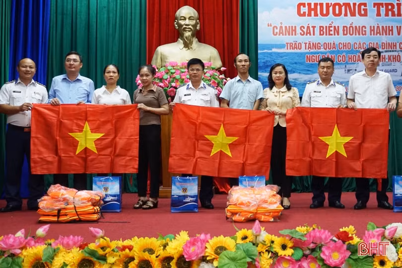 Cảnh sát biển đồng hành cùng ngư dân thị xã Kỳ Anh