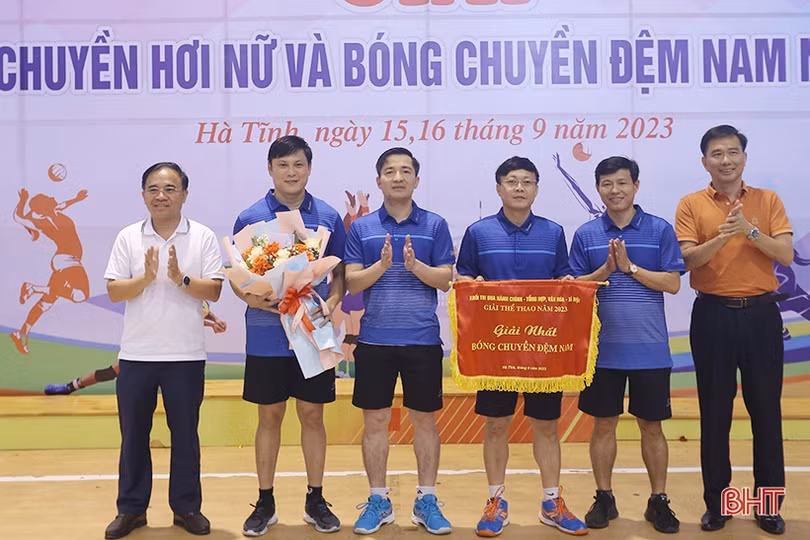 Trao thưởng Giải Bóng chuyền khối Hành chính - tổng hợp, văn hóa - xã hội