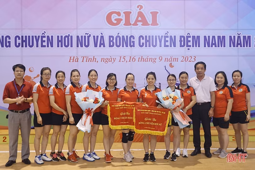 Trao thưởng Giải Bóng chuyền khối Hành chính - tổng hợp, văn hóa - xã hội