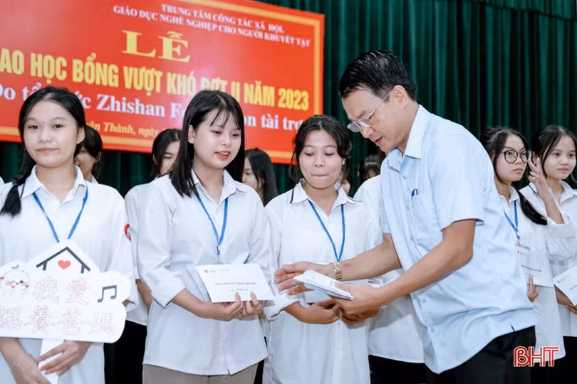 Trao học bổng cho 383 học sinh gặp hoàn cảnh khó khăn