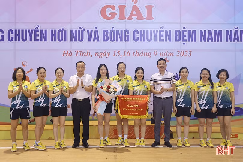Trao thưởng Giải Bóng chuyền khối Hành chính - tổng hợp, văn hóa - xã hội