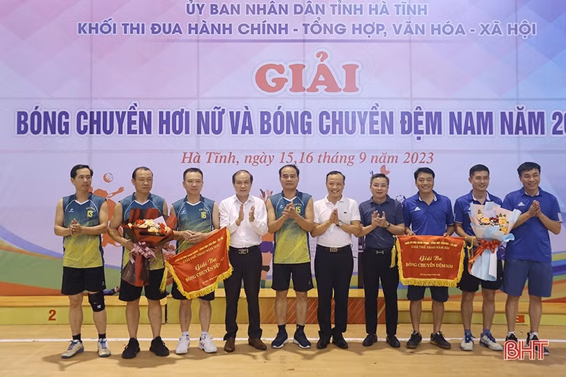 Trao thưởng Giải Bóng chuyền khối Hành chính - tổng hợp, văn hóa - xã hội