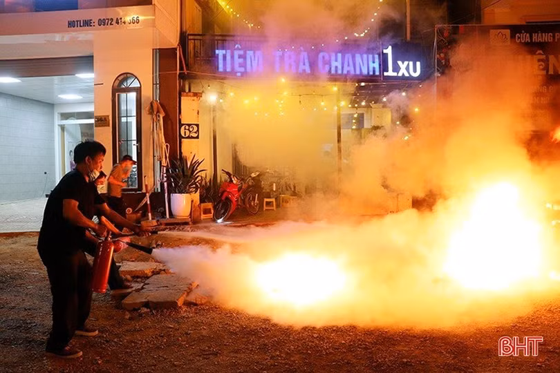 Trang bị kỹ năng, tận dụng tốt “thời điểm vàng” dập tắt hỏa hoạn tại khu dân cư