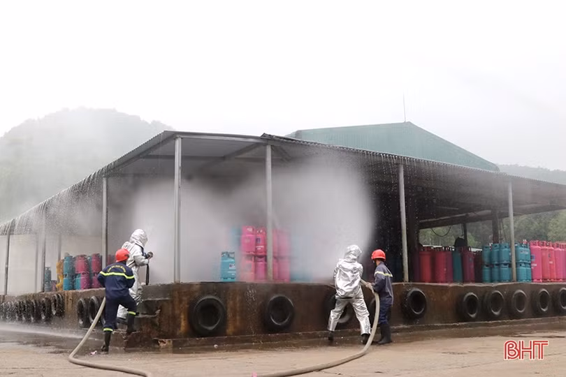 Diễn tập tình huống rò rỉ khí gas gây hỏa hoạn ở Nghi Xuân