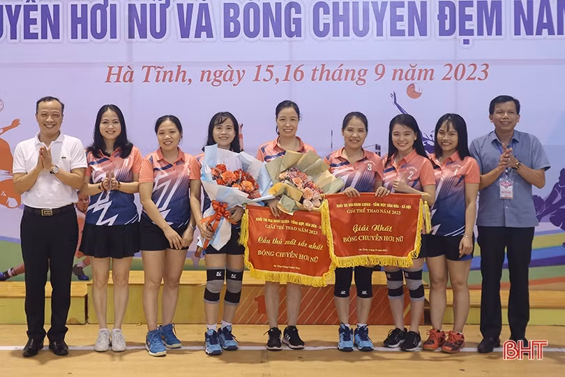 Trao thưởng Giải Bóng chuyền khối Hành chính - tổng hợp, văn hóa - xã hội