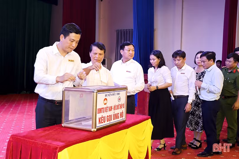 Vinh danh 24 bí thư chi bộ, trưởng thôn, tổ trưởng tổ dân phố ở Đức Thọ