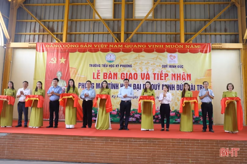 Quỹ Minh Đức trao phòng học máy tính cho trường học ở thị xã Kỳ Anh