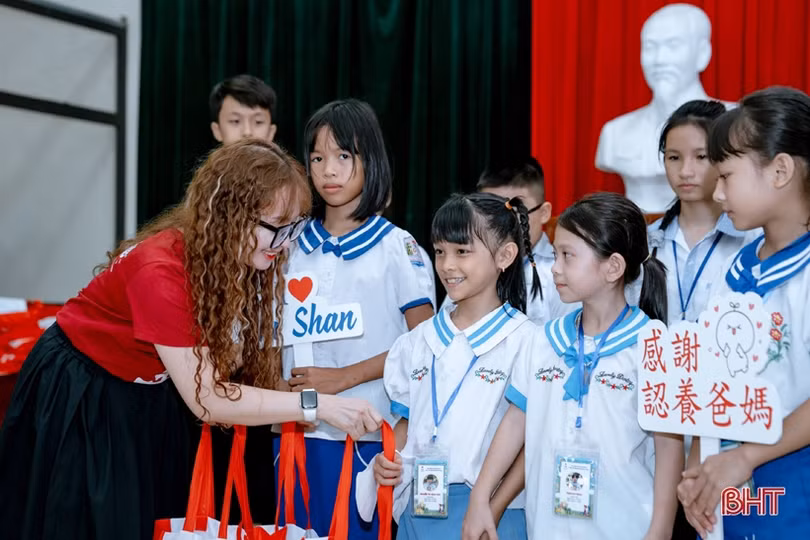 Trao học bổng cho 383 học sinh gặp hoàn cảnh khó khăn