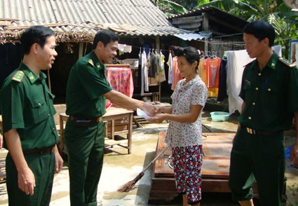 Đại diện Đồn Biên phòng Cửa khẩu Cầu Treo trao quà cho gia đình có người bị thiệt mạng trong lũ ở Hương Sơn