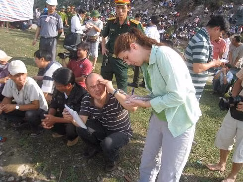 Lực lượng công an tập trung bảo vệ hiện trường và làm các thủ tục bàn giao di vật của người bị nạn cho thân nhân Đưa thi thể nạn nhân lên bờ Lực lượng công an tập trung bảo vệ hiện trường và làm các thủ tục bàn giao di vật của người bị nạn cho thân nhân Đưa thi thể nạn nhân lên bờ