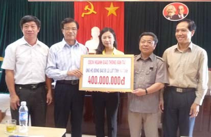 và trao quà ủng hộ đồng bào lũ lụt ở Hà Tĩnh