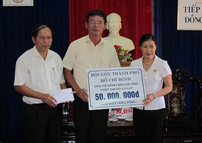 Hội Golf TP Hồ Chí Minh phối hợp với Báo Hà Tĩnh ủng hộ tiền thông qua MTTQ Hà Tĩnh