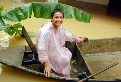 Chung cùng chiếc thuyền nhỏ này đã cứu được sinh mạng giữa dòng lữ dữ