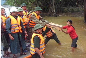Đoàn công tác của tỉnh trao hàng cứu trợ cho bà con vùng lũ Hương Thọ - Vũ Quang
