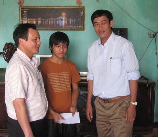 ... và biểu dương, tặng quà cho em Nguyễn Văn Chung ( Xuân Hồng- Nghi Xuân ) vì đã có hành động dũng cảm cứu người