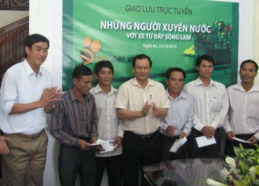 Phó chủ tịch UBND tỉnh Nguyễn Nhật tặng quà cho các thành viên đội trục vớt chiếc xe khách 48K - 5868...